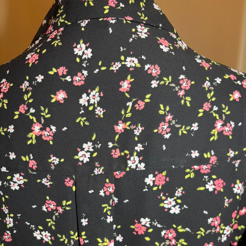 NWT Express Black Pink Floral Button Down V-Neck Shirt Size XS - Picture 8 of 9